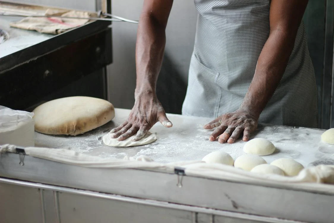 Padeiro preparando a massa